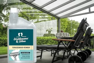 Strahlemann & Söhne Terrassendachreiniger Flasche mit Glaswintergarten im Hintergrund